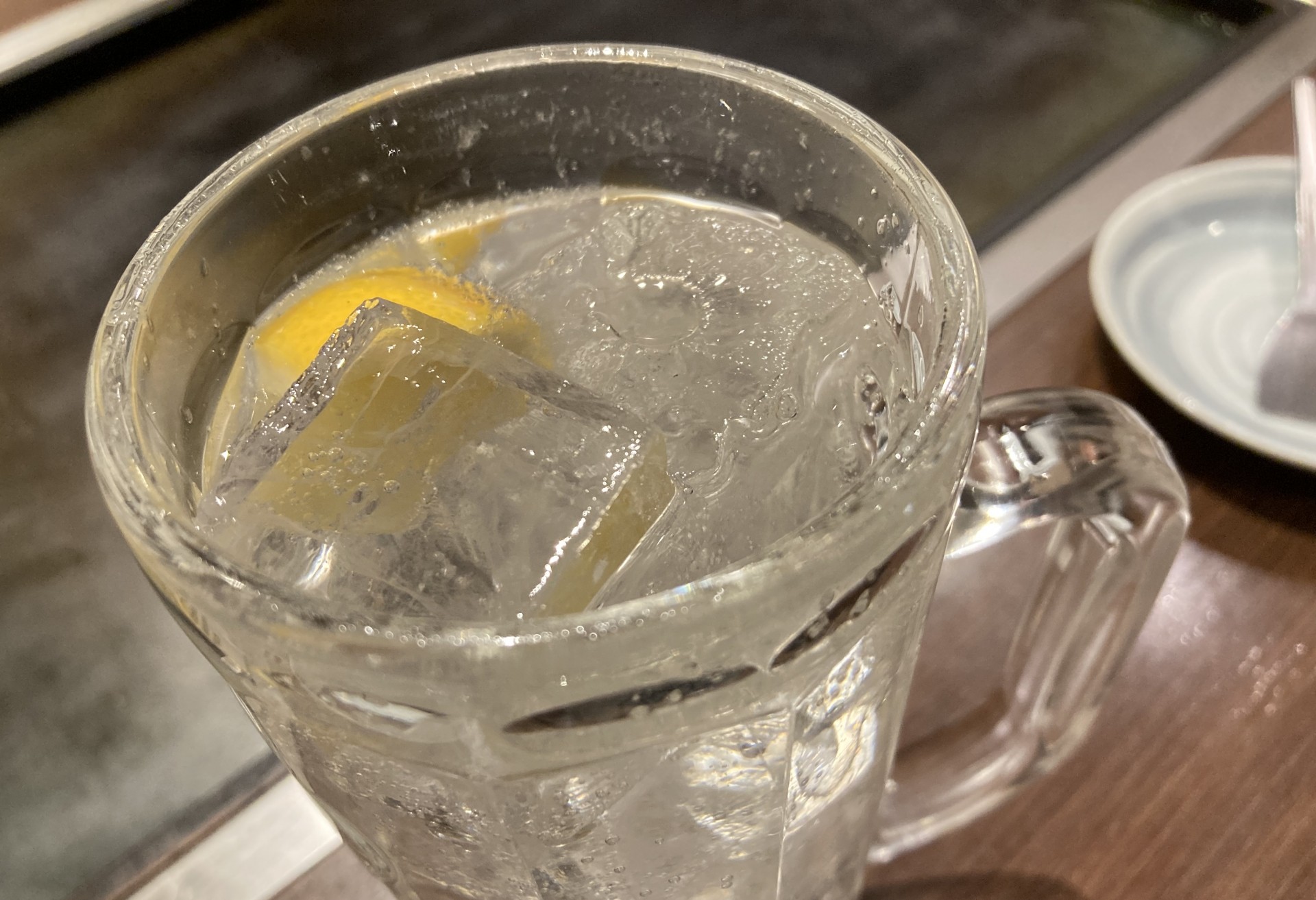 肉には、まずこの一杯